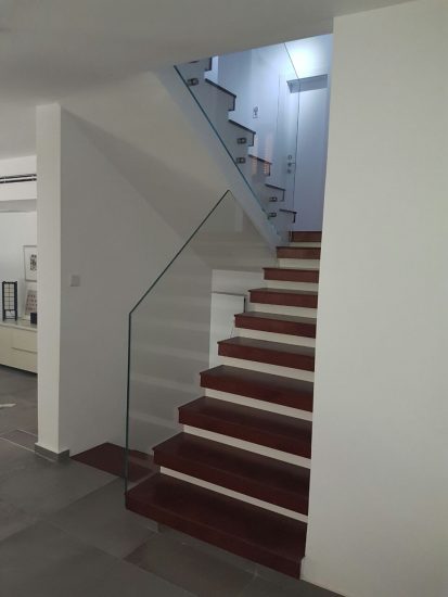 עיצוב מדהים לבית בעזרת מעקה זכוכית מעוצב